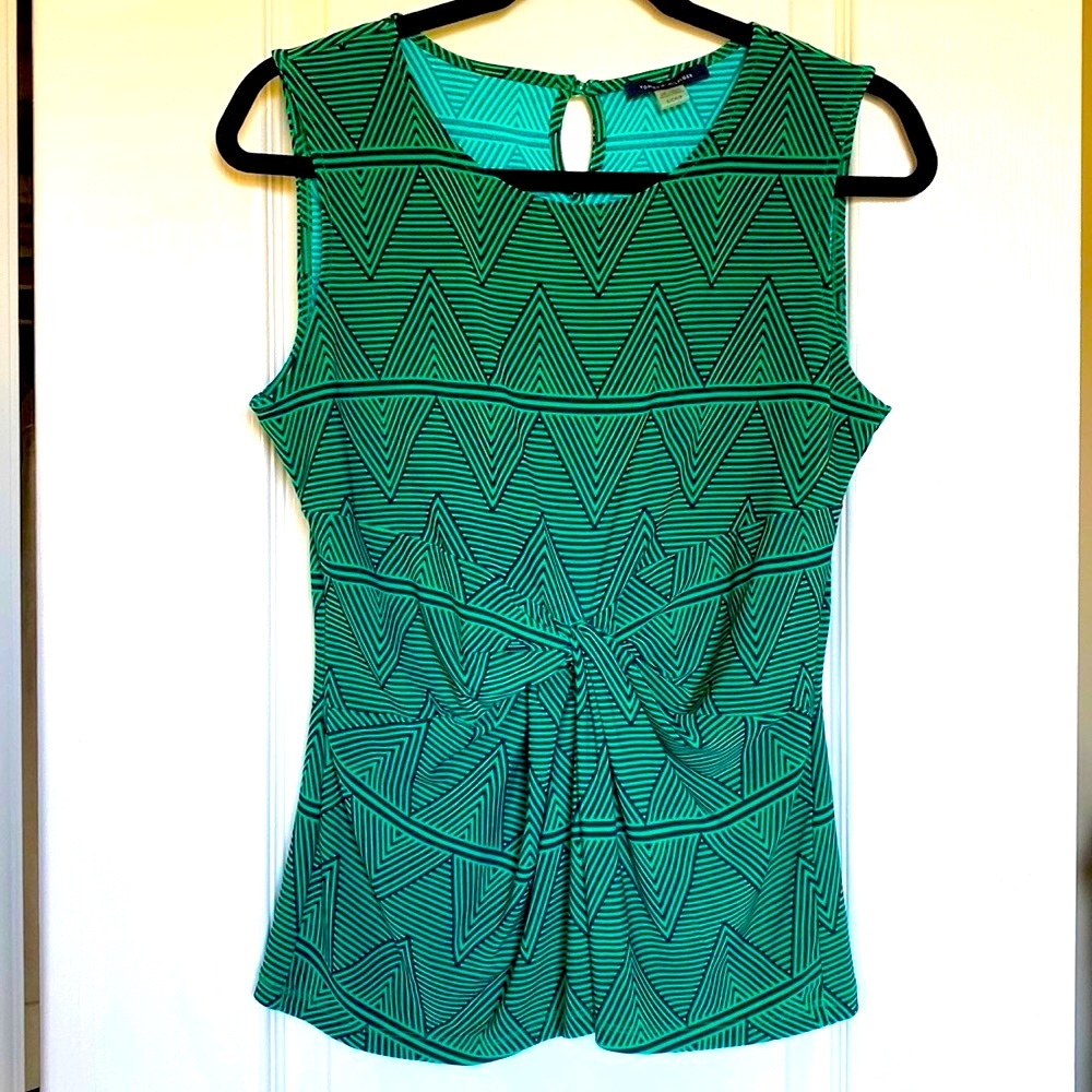 Twist front sleeveless top